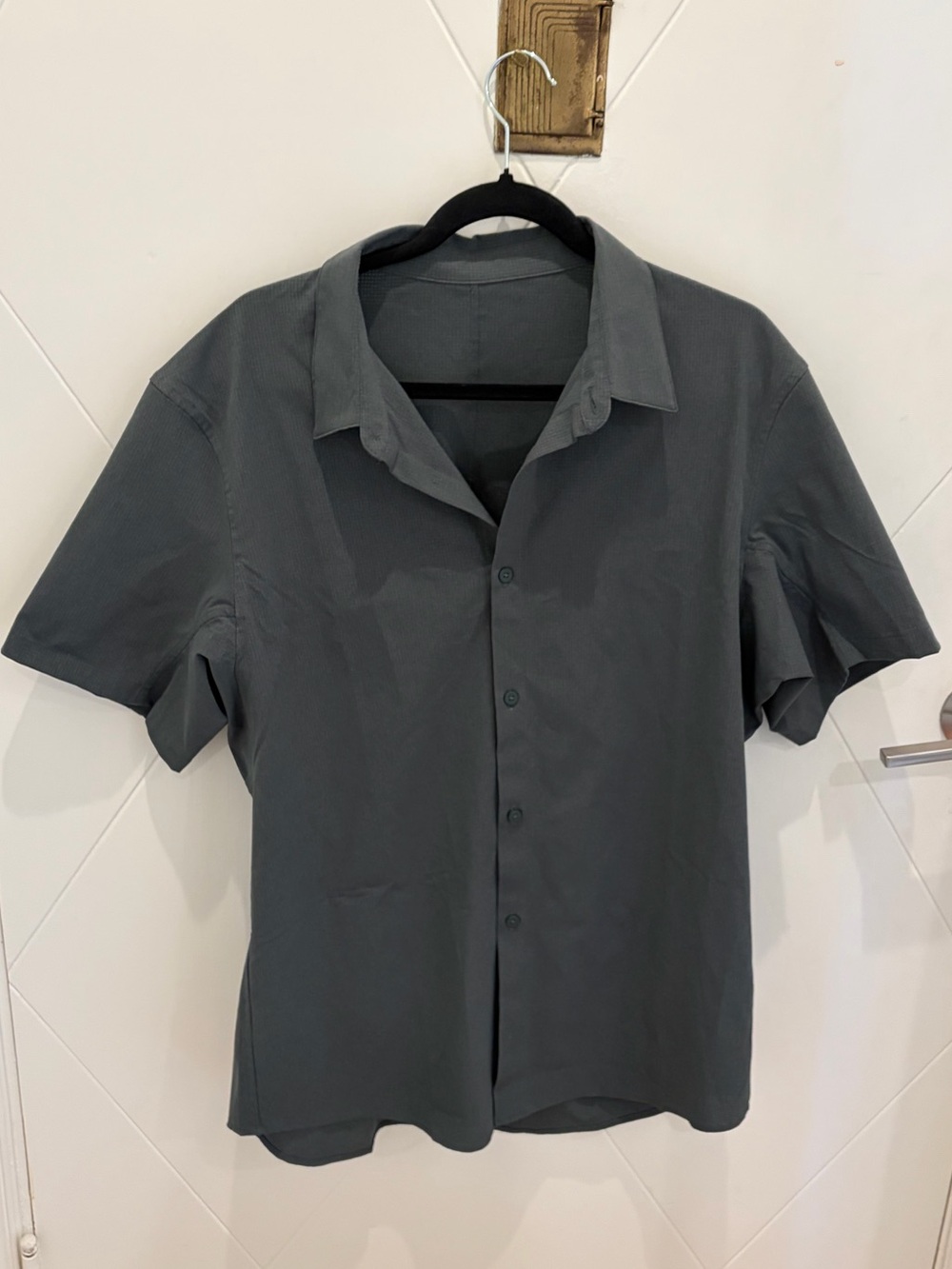 Men’s lululemon short sleeve button down shirt